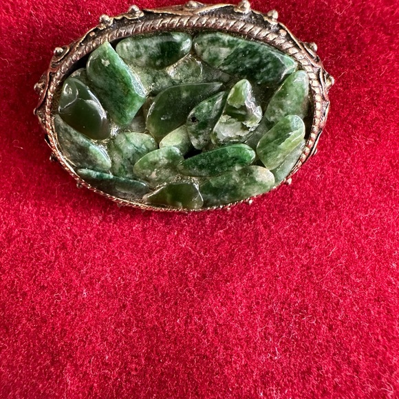 Stunning Vintage green stone brooch. Unsure of the age. Bold green beauty. - Picture 2 of 5